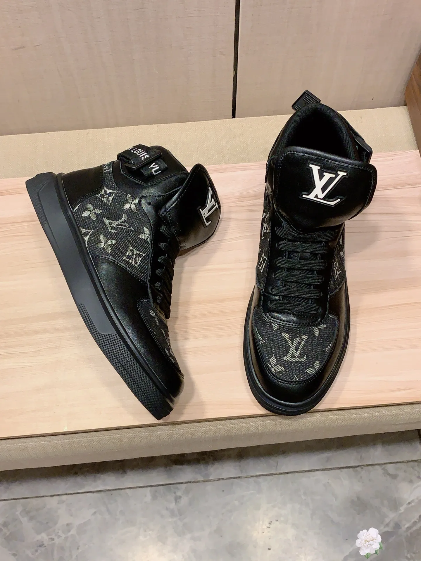 High-top men's shoes 💰442💰💰🎩🎩[Lightning][Lightning] "LV*" latest • popular casual shoes, top brand [seduce] luxury~purchase, top~quality. [Strong] The upper is made of imported breathable cowhide with fabric material ➕ Breathable sheepskin feet (•) and fine workmanship. The original stylish and stylish soft rubber wear-resistant and non-slip outsole is light and comfortable on the feet. The real thing looks better when taken in real life. 111: code: 38-44, 2️⃣ colors selected